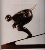 Rosa Serra (* 1944), Spanien: Alpinski, 1991.
Bronze, 60 x57 x24 cm, International Ski Federation (FIS), Oberhofen, Schweiz